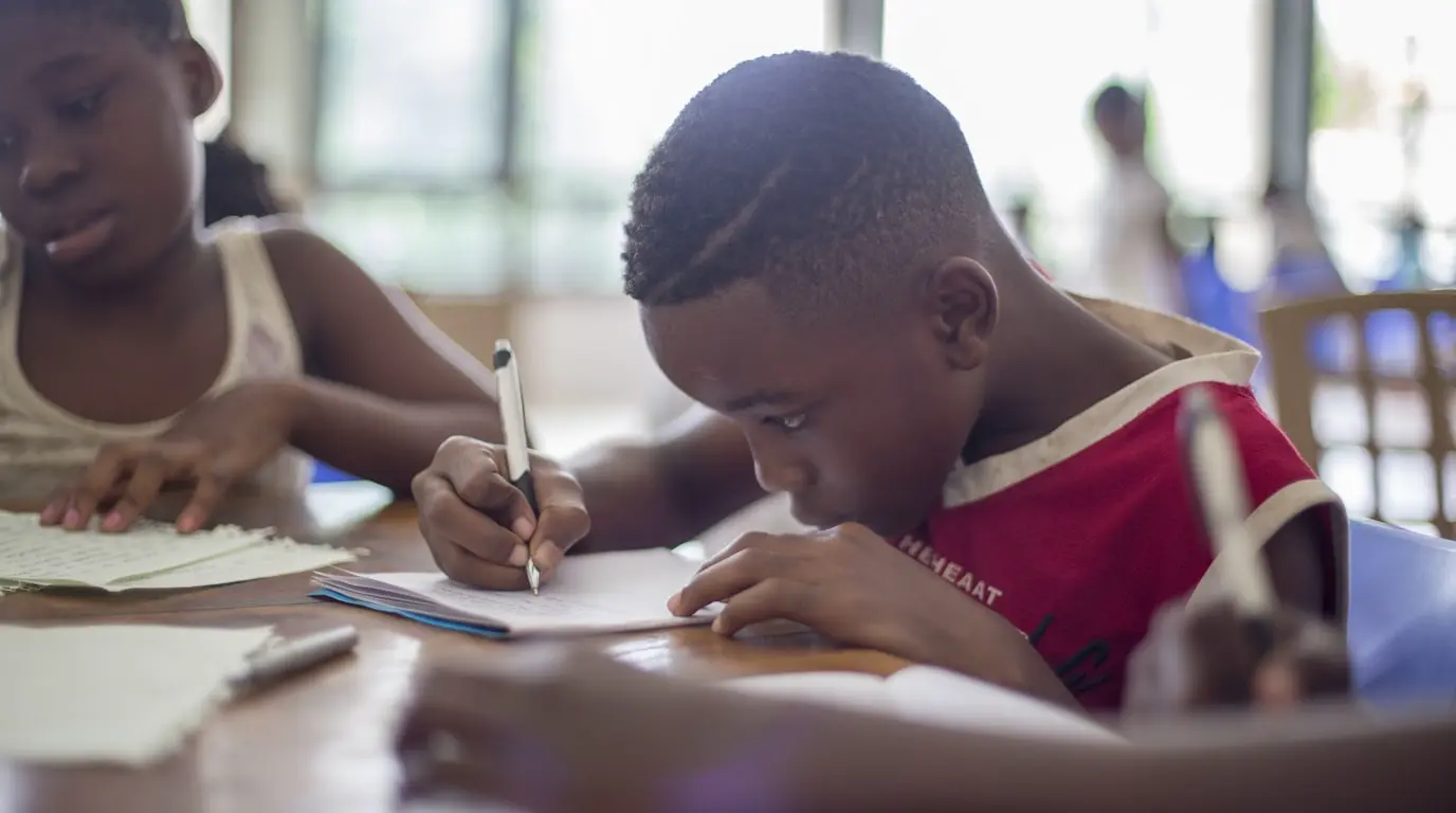 Consultation des ressources éducatives et observation scientifique sur le terrain